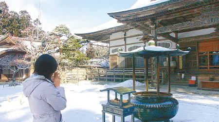 不少遊客慕名到訪日本寺院。（資料圖片）