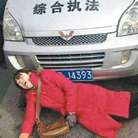 試圖勸阻的女子疑被推倒在地。