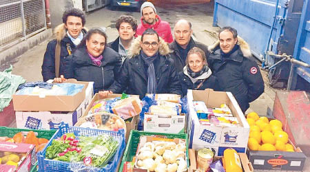 德朗巴爾希（中）常到超市收集棄置食物，再捐贈給慈善機構。