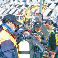 消防員準備下淹水空間搜救生還者。（互聯網圖片）