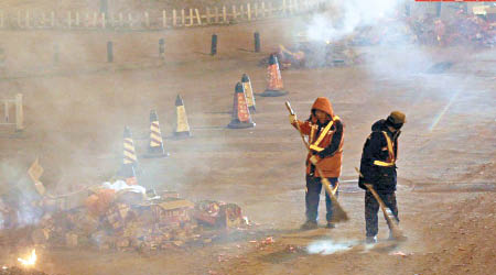 北京清潔工人連夜清理煙花爆竹碎屑。（互聯網圖片）
