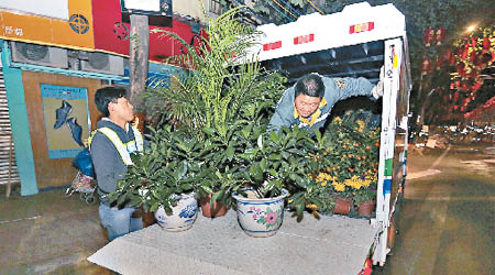 廣州越秀花市派人收集賣剩的棄花。