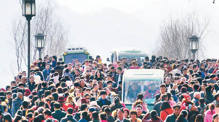 杭州 <br>杭州西湖斷橋上人頭湧湧。（互聯網圖片）