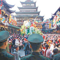 上海 <br>大批遊客湧往上海豫園的新春民俗燈會。