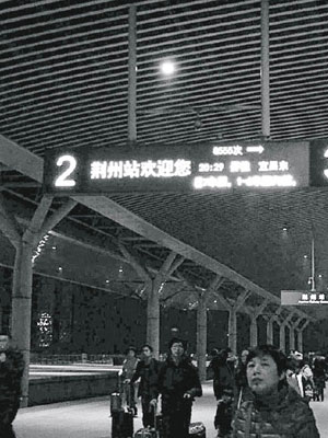兩度因故障而停駛的涉事高鐵最終延誤近個半鐘。（互聯網黑白圖片）