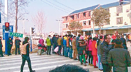 近四百名員工在工廠外堵路抗議。（互聯網圖片）