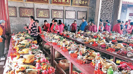 深圳<BR>坪山曾氏族人祭祖，祭品擺滿整個大廳。（互聯網圖片）
