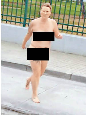 女子在街上裸奔，被警員帶走。（互聯網圖片）