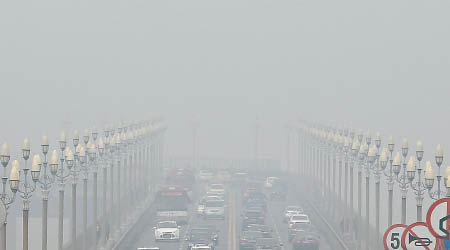 長三角地區出現大霧天氣，令交通受阻。（中新社圖片）