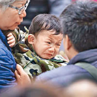 一名獲救男孩在法會上哭喊。（中時電子報圖片）
