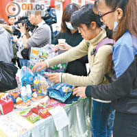 家屬向罹難的孩子送上零食、玩具等祭品。（郭良傑攝）