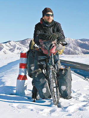 費比斯踩單車遊遍六大洲。（互聯網圖片）