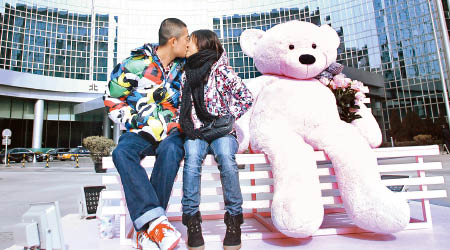 一對情侶在北京街頭熱吻。