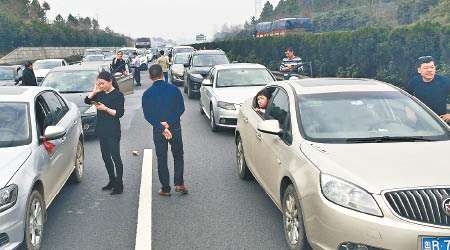 春運返程高峰公路大塞車，乘客紛下車休息。（中新社圖片）