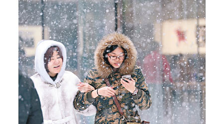 遼寧昨日氣溫急降，下起大雪。（中新社圖片）