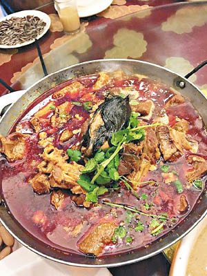 紅燒牛肉鍋上有一整隻老鼠屍體。（互聯網圖片）