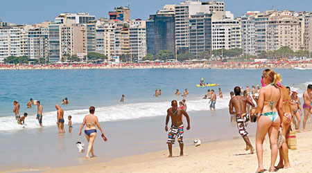 巴西正值夏季，不少遊客到當地享受陽光與海灘。（資料圖片）