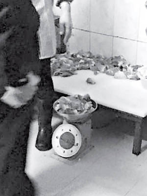 涉事黑工場工人在廁所旁加工肉餅。（互聯網黑白圖片）