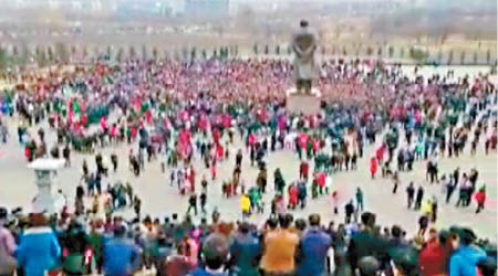 大批民眾到銅像前聚集，阻止拆除工程。（互聯網圖片）