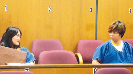 翟芸瑤（左）去年提堂時，於法庭上與張鑫磊對望。（資料圖片）