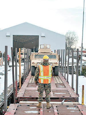 美軍在挪威多個洞穴內放置大量軍備，包括軍用吉普車。（互聯網圖片）