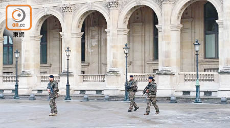 巴黎去年兩度發生恐襲，當局派出士兵在街上巡邏。（呂靜儀攝）