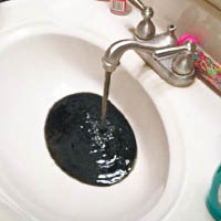 居民扭開水龍頭時，發現流出來的食水猶如黑色淤泥。