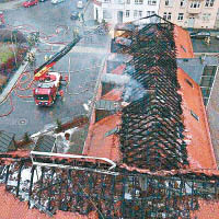火警撲滅後可見難民庇護所的屋頂燒剩鐵架。（互聯網圖片）