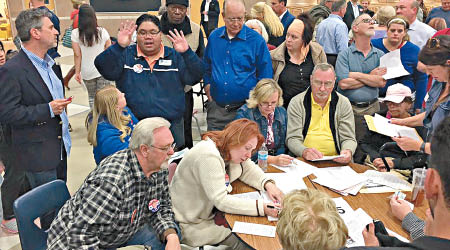內華達州舉行的黨團會議，被指沒核實身份便胡亂派選票。