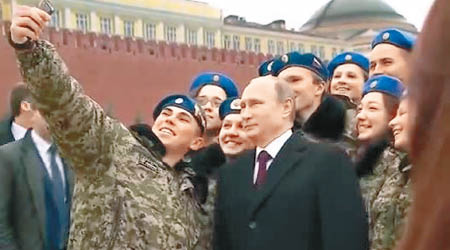 普京（前右）與士兵自拍，盡顯親切一面。（互聯網圖片）
