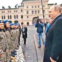 士兵們見到普京（右）都笑逐顏開。（互聯網圖片）