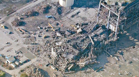 從高空可見，發電站半座建築倒塌。（互聯網圖片）