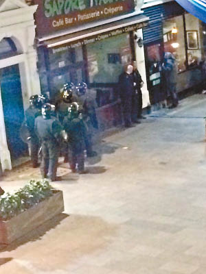 大批持盾牌的警員在餐廳外戒備。（互聯網圖片）