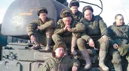 報告指，圖中是涉事俄羅斯士兵與BUK山毛櫸導彈的合照。
