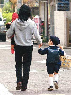 日本女性普遍認為育兒費太高。（資料圖片）