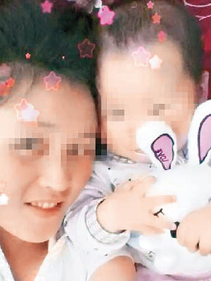 李紅霞生前與女兒的合照。（互聯網圖片）
