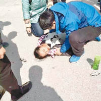 有女學生被撞後倒臥地上。