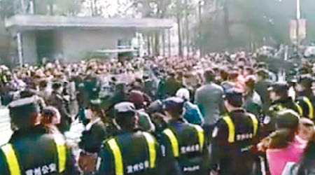 大批警察到場驅趕示威者。（互聯網圖片）
