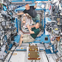 斯科特‧凱利（上）在太空站留影。（資料圖片）