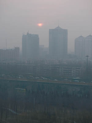 北京在兩會召開時，再被霧霾籠罩。（互聯網圖片）