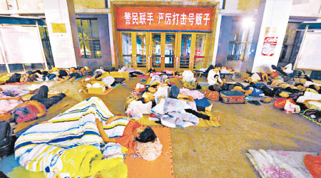 北京協和醫院早前實行廿四小時掛號後，引來大批市民連夜排隊輪候。（互聯網圖片）