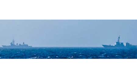 美方公布畫面，兩艘中國艦隻駛近航母。