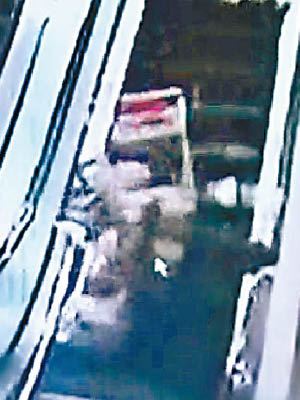 黑龍江哈爾濱市女子許雙燕從電梯頂部跌落的購物車撞至電梯底部。