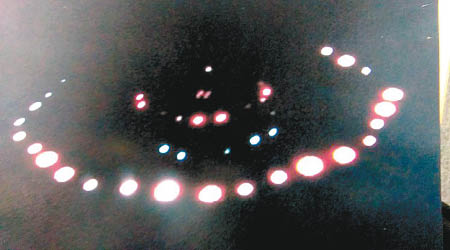麥克唐納拍得疑似UFO的物體。  （互聯網圖片）