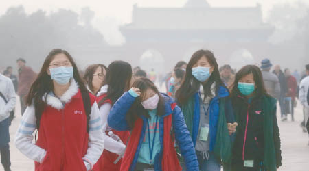 北京近年霧霾嚴重，市民外出時均需佩戴口罩。