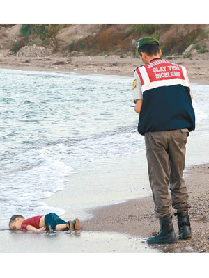 敍利亞三歲難民男童艾蘭（Aylan）命喪大海，伏屍希臘海灘。