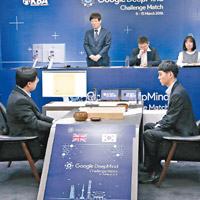 李世乭（右）與AlphaGo代打者（左）對坐。