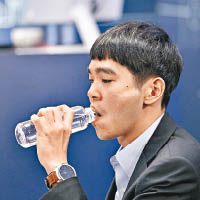 李世乭對弈時頻喝水。