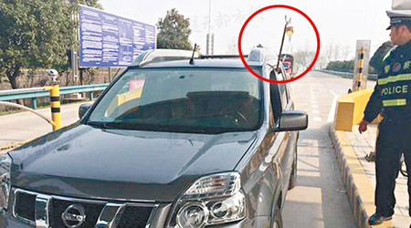 男子邊吊鹽水（紅圈示）邊駕車，被交警截停。（互聯網圖片）