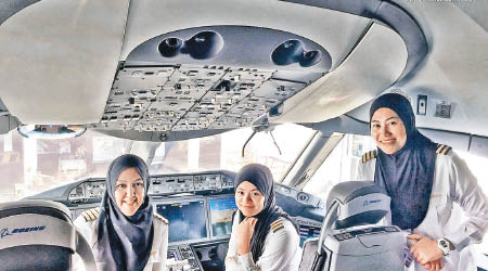 全女班機組人員飛往沙特。（汶萊皇家航空）